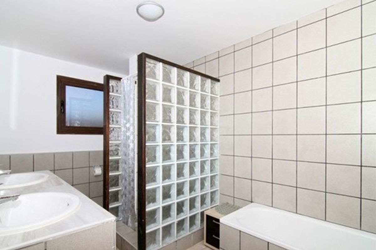 Freistehende und möblierte Villa mit Panorama-Blick auf die Berge und